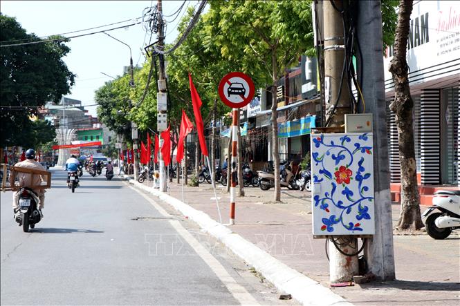 Trong ảnh: Các bốt điện, trụ nước cứu hỏa trên một số tuyến phố ở thành phố Hải Dương đã được khoác tấm áo mới đầy màu sắc. Ảnh: Mạnh Tú - TTXVN