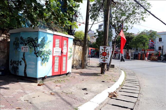 Trong ảnh: Các bốt điện, trụ nước cứu hỏa trên một số tuyến phố ở thành phố Hải Dương đã được khoác tấm áo mới đầy màu sắc. Ảnh: Mạnh Tú - TTXVN
