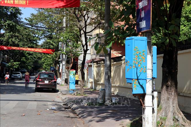 Trong ảnh: Các bốt điện, trụ nước cứu hỏa trên một số tuyến phố ở thành phố Hải Dương đã được khoác tấm áo mới đầy màu sắc. Ảnh: Mạnh Tú - TTXVN