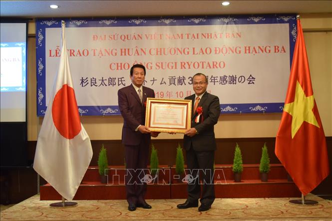 Photo: Former Special Ambassador for Vietnam-Japan Sugi Ryotaro receives the Order. VNA Photo: Đào Thanh Tùng