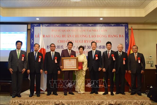 Photo: Former Special Ambassador for Vietnam-Japan Sugi Ryotaro receives the Order. VNA Photo: Đào Thanh Tùng