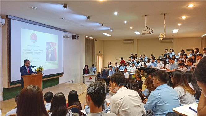 Trong ảnh: Hiệu trưởng trường Đại học Hoàng gia Phnom Penh, Tiến sỹ Chet Chealy phát biểu chào mừng Đại sứ Vũ Quang Minh và giới thiệu nội dung buổi thuyết trình. Ảnh: Nhóm Pv TTXVN tại Campuchia  