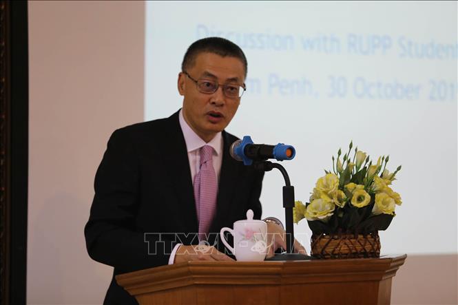 Trong ảnh: Đại sứ Vũ Quang Minh thuyết trình trước sinh viên Campuchia. Ảnh: Nhóm Pv TTXVN tại Campuchia  