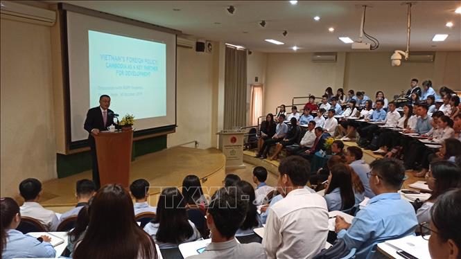Trong ảnh: Hơn 100 sinh viên thuộc Khoa Quốc tế học, nhiều giảng viên cùng Hiệu trưởng trường Đại học Hoàng gia Phnom Penh, Tiến sỹ Chet Chealy tham dự buổi thuyết trình để lắng nghe những nội dung cơ bản về chính sách ngoại giao của Việt Nam, đặc biệt là về tầm nhìn, các mục tiêu và ưu tiên đối ngoại của Việt Nam với quốc gia Campuchia láng giềng. Ảnh: Nhóm Pv TTXVN tại Campuchia  