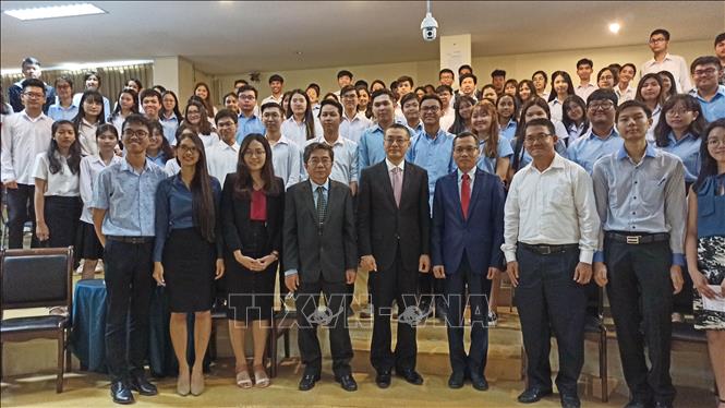 Trong ảnh: Đại sứ Việt Nam tại Campuchia Vũ Quang Minh chụp ảnh lưu niệm cùng Hiệu trưởng, Tiến sỹ Chet Chealy cùng các giảng viên và sinh viên Đại học Hoàng gia Phnom Penh (RUPP). Ảnh: Nhóm Pv TTXVN tại Campuchia  