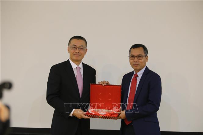 Trong ảnh: Hiệu trưởng trường Đại học Hoàng gia Phnom Penh, Tiến sỹ Chet Chealy trao tặng kỷ niệm chương cho Đại sứ Vũ Quang Minh sau buổi thuyết trình. Ảnh: Nhóm Pv TTXVN tại Campuchia  