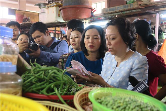 Trong ảnh: Bà Phạm Khánh Phong Lan, Trưởng Ban Quản lý an toàn thực phẩm, kiểm tra tại Chợ Phú Lâm (Quận 6). Ảnh: Đinh Hằng - TTXVN                               