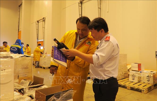 Trong ảnh: Thanh tra Ban Quản lý an toàn thực phẩm thành phố Hồ Chí Minh kiểm tra thực phẩm nhập khẩu tại kho lạnh Công ty Transimex (Quận 9). Ảnh: Đinh Hằng - TTXVN                                         