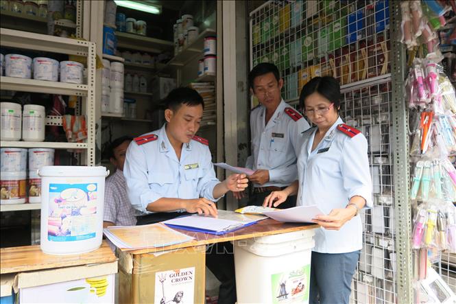 Trong ảnh: Thanh tra Ban Quản lý an toàn thực phẩm thành phố Hồ Chí Minh kiểm tra tại Chợ Kim Biên. Ảnh: Đinh Hằng - TTXVN                               