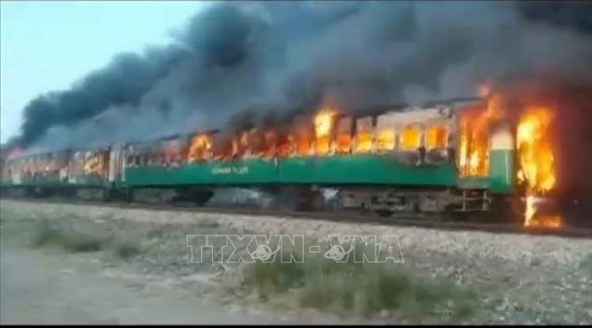 Cháy tàu hỏa ở Pakistan, ít nhất 62 người thiệt mạng - Ảnh thời sự quốc tế  - Văn hóa xã hội - Thông tấn xã Việt Nam (TTXVN)