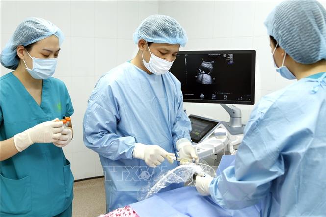 Trong ảnh: PGS.TS Nguyễn Duy Ánh (giữa) - Giám đốc Bệnh viện Phụ sản Hà Nội cùng các cộng sự thực hiện thành công mô hình bệnh viện công lập tự chủ,  nâng cao chất lượng chuyên môn và dịch vụ. Ảnh: Dương Ngọc - TTXVN.
