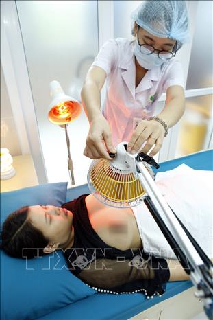 Trong ảnh: Kỹ thuật thông tắc tuyến sữa, giảm đau cho sản phụ tại bệnh viện Phụ sản Hà Nội. Ảnh: Dương Ngọc - TTXVN