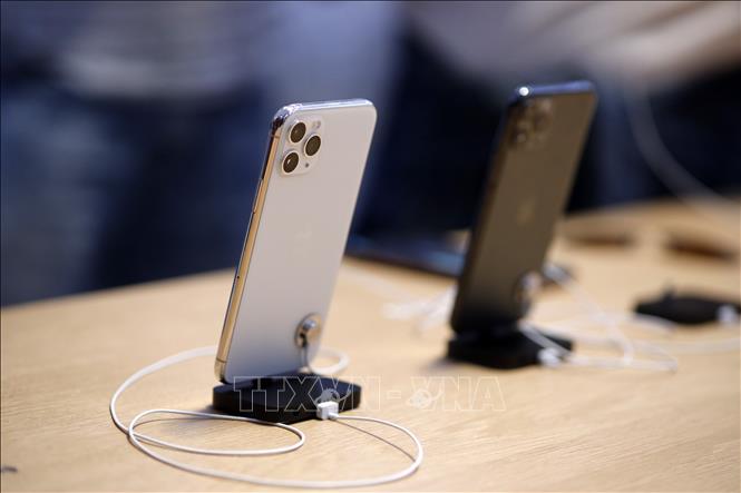 Trong ảnh: Điện thoại iPhone 11 của Apple được trưng bày tại cửa hàng ở New York, Mỹ, ngày 21/9/2019. Ảnh: THX/ TTXVN