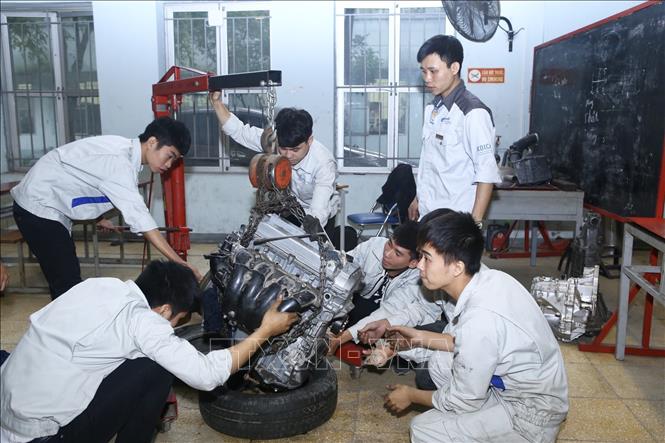Trong ảnh: Lớp học thực hành ô tô 8, trường Trường Cao đẳng nghề Công nghiệp Hà Nội. Ảnh: Minh Quyết - TTXVN