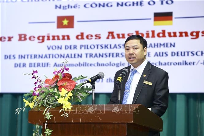 Trong ảnh: Ông Nguyễn Văn Huy, Phó hiệu trưởng nhà trường phát biểu khai giảng. Ảnh: Minh Quyết - TTXVN