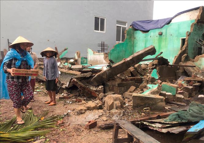 Trong ảnh: Hàng trăm hộ dân ở Bình Định đang phải thu dọn nhà cửa từ đống đổ nát, khắc phục hậu quả sau bão số 5. Ảnh: Nguyên Linh - TTXVN