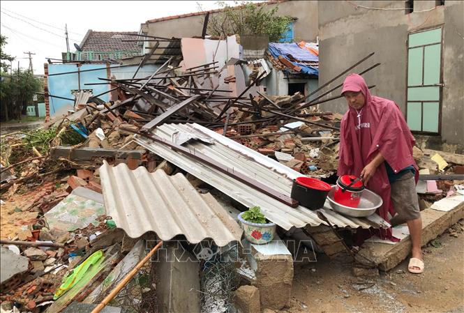 Trong ảnh: Ngôi nhà của ông Hồ Văn Lực ở xã Phước Thắng, huyện Tuy Phước bị gió bão đánh sập đổ hoàn toàn. Ảnh: Nguyên Linh - TTXVN