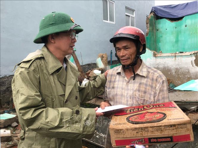 Trong ảnh: Ông Hồ Quốc Dũng, Chủ tịch UBND tỉnh Bình Định đến hỏi thăm, động viên và hỗ trợ bước đầu cho hộ ông Hà Văn Thời ở xã Phước Thuận (huyện Tuy Phước) bị sập nhà do bão. Ảnh: Nguyên Linh - TTXVN