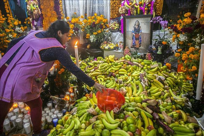 Trong ảnh: Người dân Mexico trong lễ tưởng niệm người đã khuất ở Michoacan ngày 31/10/2019. Ảnh: AFP/TTXVN