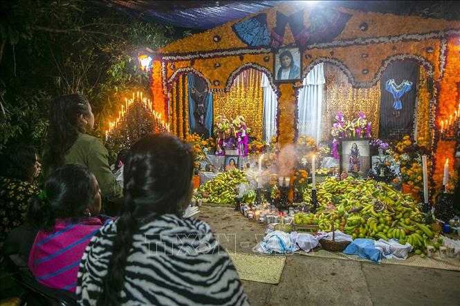 Trong ảnh: Người dân Mexico trong lễ tưởng niệm người đã khuất ở Michoacan ngày 31/10/2019. Ảnh: AFP/TTXVN