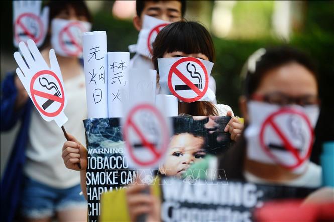 Trong ảnh: Học sinh tham gia cuộc  tuần hành nhằm nâng cao ý thức của người dân về tác hại của hút thuốc lá tại tỉnh Giang Tô, Trung Quốc. Ảnh: AFP/TTXVN
