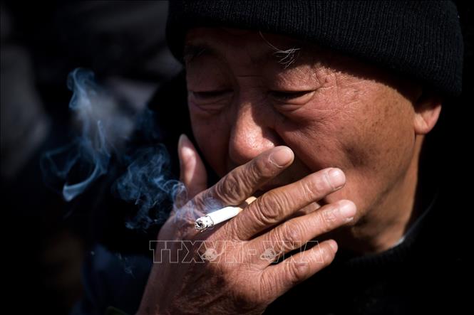 Trong ảnh: Một người đàn ông hút thuốc lá tại Thượng Hải, Trung Quốc. Ảnh: AFP/TTXVN