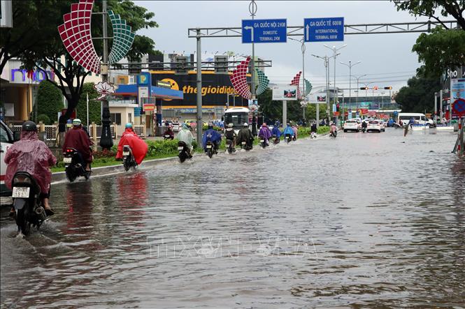 Trong ảnh: Khu vực đường đi vào sân bay quốc tế Đà Nẵng bị ngập nước do mưa lớn. Ảnh: Trần Lê Lâm - TTXVN 
