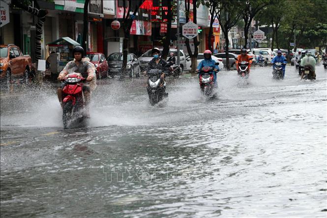 Trong ảnh: Khu vực đường Hàm Nghi (Đà Nẵng) bị ngập do mưa lớn. Ảnh: Trần Lê Lâm - TTXVN 