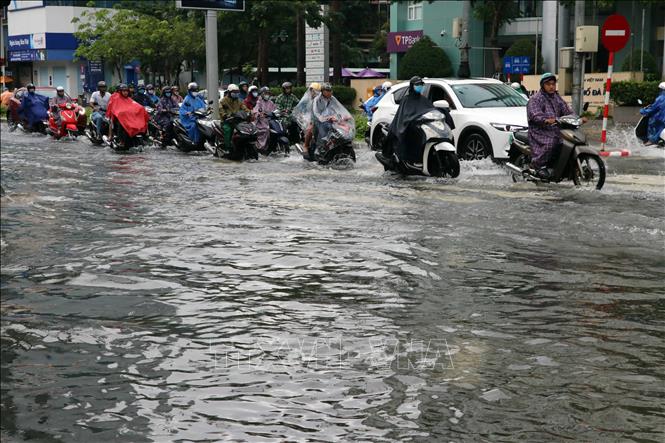 Trong ảnh: Khu vực đường Nguyễn Văn Linh (Đà Nẵng) bị ngập do mưa lớn. Ảnh: Trần Lê Lâm - TTXVN 