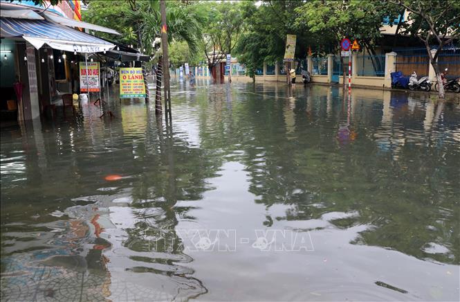 Trong ảnh: Khu vực đường Hà Huy Tập bị ngập sâu gần 0,5m do mưa lớn liên tục trong đêm đến sáng 2/11. Ảnh: Trần Lê Lâm - TTXVN 