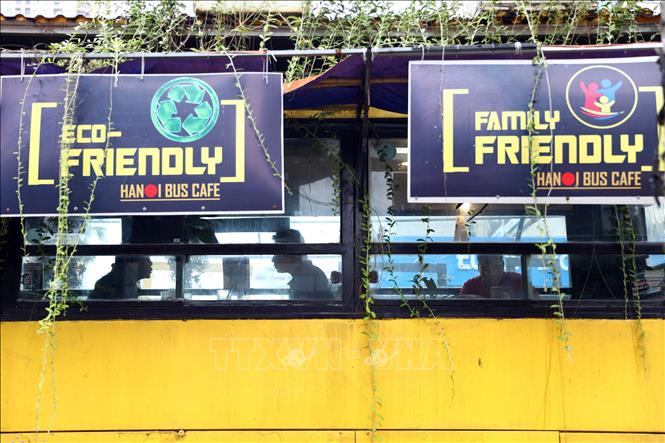 Trong ảnh: Quán cà phê tận dụng từ đồ bỏ đi nhằm góp một tiếng nói bảo vệ môi trường, đồng thời khuyến khích giới trẻ tham gia vào các hoạt động bảo vệ môi trường sống quanh mình. Ảnh: Huy Hùng - TTXVN