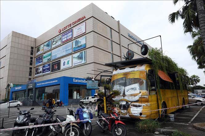 Trong ảnh: Quán cafe được tận dụng từ chiếc xe buýt cũ hỏng đã tồn tại gần 4 năm tại Hà Đông.  Bàn ghế được tái sử dụng từ thùng phuy và các vỏ thùng sơn bỏ đi. Ảnh: Huy Hùng - TTXVN