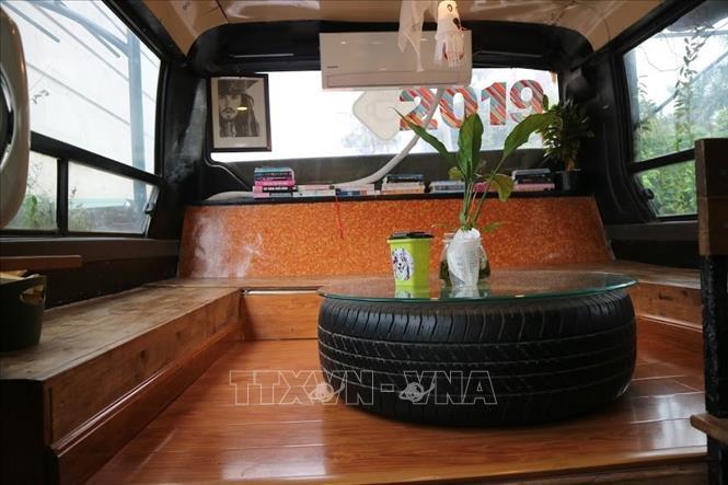 Trong ảnh: Lốp ô tô được tận dụng làm bàn uống cafe. Ảnh: Huy Hùng - TTXVN