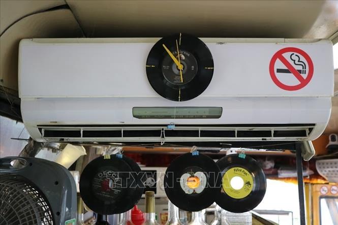 Trong ảnh: Mặt đồng hồ được làm từ chiếc đĩa nghe nhạc cũ. Ảnh: Huy Hùng - TTXVN