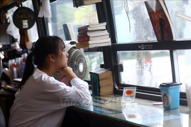 Trong ảnh: Quán cà phê như một thư viện nhỏ với khá nhiều sách phù hợp với nhiều lứa tuổi. Ảnh: Huy Hùng - TTXVN