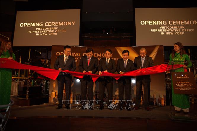Trong ảnh: Lãnh đạo Vietcombank cắt băng khai trương Văn phòng đại diện tại New York. Ảnh: Nguyễn Hữu Thanh - TTXVN