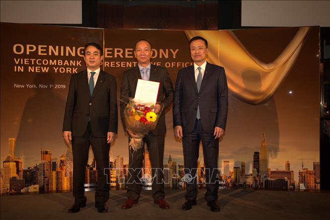 Lãnh đạo Vietcombank trao quyết định bổ nhiệm trưởng đại diện Văn phòng Vietcombank tại 
New York. Ảnh: Nguyễn Hữu Thanh - TTXVN