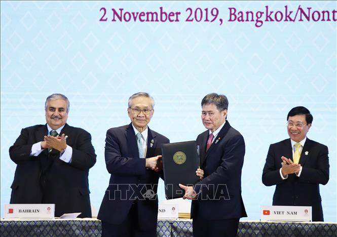 Trong ảnh: Chủ trì Lễ ký trao Bản công cụ cho Tổng thư ký ASEAN. Ảnh: Hữu Kiên - TTXVN