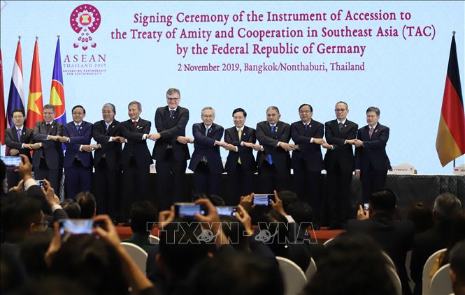 Trong ảnh: Các bộ trưởng ASEAN chụp ảnh cùng đặc phái viên Ngoại trưởng Đức. Ảnh: Hữu Kiên - TTXVN