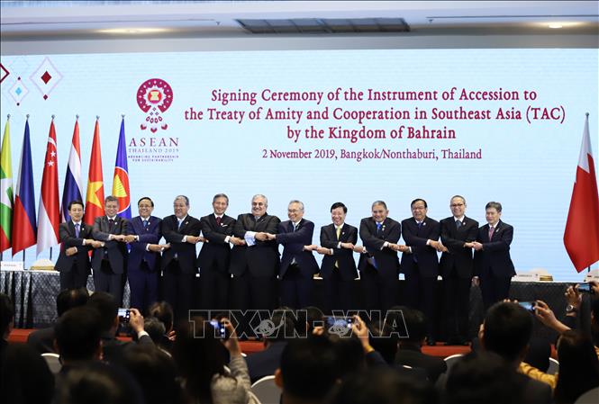 Trong ảnh: Các bộ trưởng ASEAn chụp ảnh với Ngoại trưởng Bahrain trong lễ ký. Ảnh: Hữu Kiên - TTXVN