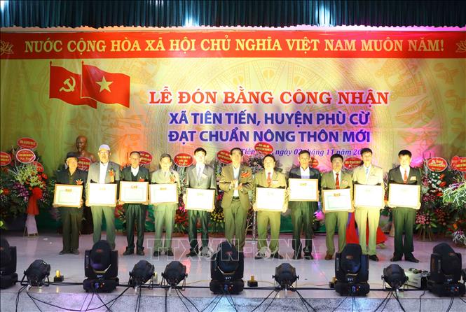 Trong ảnh: Lãnh đạo UBND huyện Phù Cừ trao bằng khen cho các cá nhân, tập thể có thành tích tiêu biểu trong công cuộc xây dựng nông thôn mới. Ảnh: Đinh Tuấn - TTXVN