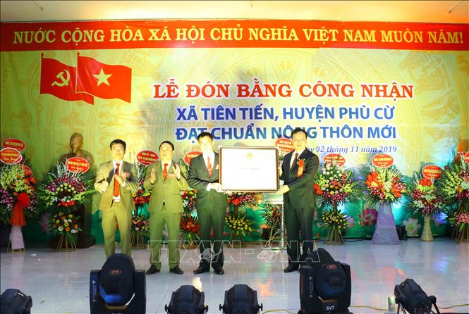 Trong ảnh: Phó Chủ tịch UBND tỉnh Hưng Yên Bùi Thế Cử trao bằng công nhận xã đạt chuẩn nông thôn mới cho lãnh đạo xã Tiên Tiến. Ảnh: Đinh Tuấn - TTXVN