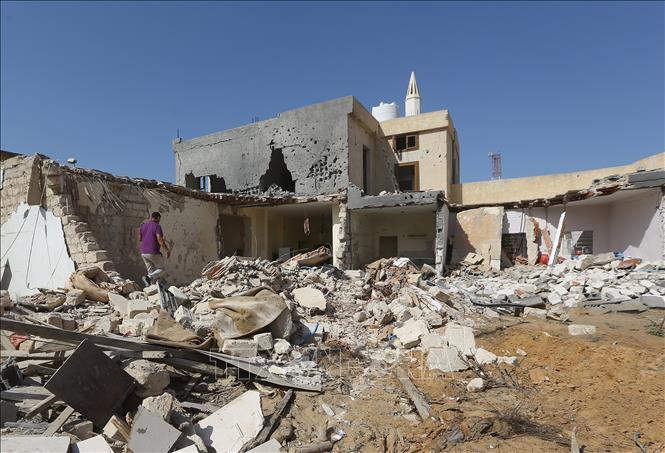 Trong ảnh (tư liệu): Hiện trường một vụ không kích tại khu vực ngoại ô Tripoli, Libya, ngày 14/10/2019. Ảnh: AFP/ TTXVN
