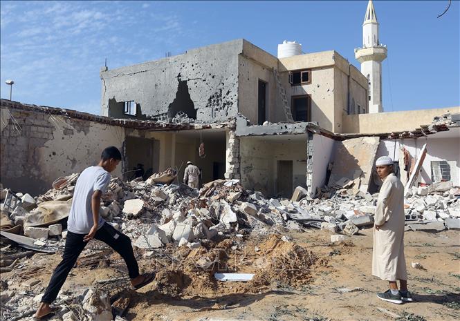 Trong ảnh (tư liệu): Hiện trường một vụ không kích tại khu vực ngoại ô Tripoli, Libya, ngày 14/10/2019. Ảnh: AFP/ TTXVN