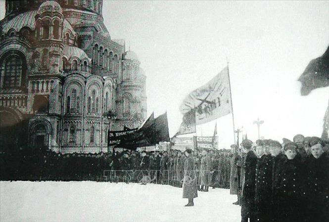 3.Cách mạng Tháng Hai nổ ra từ 3/3 – 16/3/1917 (18/2 – 3/3 theo lịch Nga cũ), trong đó sôi nổi nhất là tại thủ đô Petrograd (nay là Saint Petersburg), đập tan ách áp bức bóc lột của chủ nghĩa tư bản và chế độ phong kiến tồn tại lâu đời ở nước Nga, lập được Xô-viết và chính quyền tư sản - tiền đề quan trọng dẫn tới cuộc Cách mạng Tháng Mười. Trong ảnh: Biểu tình trên Quảng trường Anchor ở Kronstadt (Petrograd) trong Cách mạng Tháng Hai năm 1917. Ảnh: Tư liệu/TTXVN phát