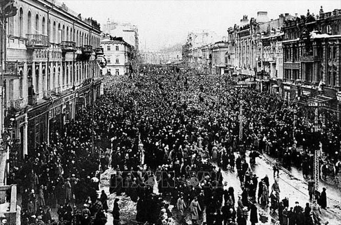 4.Từ 3/3 – 16/3/1917 (18/2 – 3/3 theo lịch Nga cũ), tại nước Nga nổ ra cuộc Cách mạng Tháng Hai, trong đó sôi nổi nhất là tại thủ đô Petrograd (nay là Saint Petersburg), đập tan ách áp bức bóc lột của chủ nghĩa tư bản và chế độ phong kiến tồn tại lâu đời ở nước Nga, lập được Xô-viết và chính quyền tư sản - tiền đề quan trọng dẫn tới  cuộc Cách mạng Tháng Mười. Trong ảnh: Biểu tình ở Kiev trong Cách mạng Tháng Hai năm 1917. Ảnh: Tư liệu/TTXVN phát