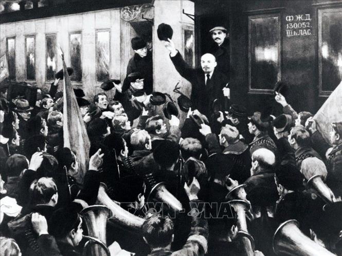 7.Ngày 16/4/1917 (3/4 theo lịch Nga cũ), V.I.Lenin từ Phần Lan trở về Nga để lãnh đạo phong trào cách mạng. Hàng vạn quần chúng đã tổ chức tuần hành, mít tinh để chào đón người con ưu tú của nước Nga tại nhà ga Phần Lan ở thành phố Petrograd (trong ảnh). Tại đây, Lenin trình bày Luận cương Tháng Tư, một văn kiện mang tính cương lĩnh đề ra đường lối giành chiến thắng cho cuộc cách mạng xã hội chủ nghĩa với khẩu hiệu “Tất cả chính quyền về tay các Xô-viết!”. Ảnh: Tư liệu/TTXVN phát