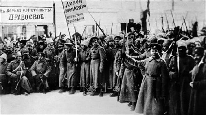 6.Cách mạng Tháng Hai nổ ra từ 3/3 – 16/3/1917 (18/2 – 3/3 theo lịch Nga cũ), trong đó sôi nổi nhất là tại thủ đô Petrograd (nay là Saint Petersburg), đập tan ách áp bức bóc lột của chủ nghĩa tư bản và chế độ phong kiến tồn tại lâu đời ở nước Nga, lập được Xô-viết và chính quyền tư sản - tiền đề quan trọng dẫn tới cuộc Cách mạng Tháng Mười. Trong ảnh: Những ngày đầu tiên của Cách mạng Tháng Hai ở Petrograd. Ảnh: Tư liệu/TTXVN phát