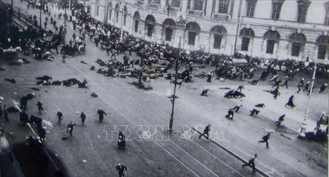 8.Ngày 16/7/1917 (4/7 theo lịch Nga cũ), hàng ngàn công nhân và binh lính đã tiến hành một cuộc biểu tình thị uy rầm rộ. Chính phủ lâm thời đã đàn áp cuộc biểu tình bằng bạo lực hòng chấm dứt tình trạng cùng song song tồn tại của hai chính quyền. Trong ảnh: Những người biểu tình trên ngã tư Đại lộ Nevsky và đường Sadovay trong thành phố Petrograd đang bỏ chạy khi quân đội Chính phủ tư sản lâm thời nã đạn vào giữa đám đông dân chúng. Ảnh: Tư liệu/TTXVN phát