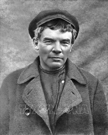 9. Ðầu tháng 7/1917, Chính phủ lâm thời công khai đàn áp các phong trào đấu tranh quần chúng, khủng bố các Xô-viết và ra lệnh bắt Lenin khiến Người phải rút vào hoạt động bí mật tại vùng Razliv (Phần Lan), cách Petrograd 34 km để tránh sự truy lùng. Từ nơi hoạt động bí mật, V.I.Lenin thường xuyên chỉ đạo phong trào cách mạng trong nước và đến ngày 7/10/1917, V.I.Lenin từ Phần Lan bí mật trở về Petrograd để trực tiếp lãnh đạo cuộc khởi nghĩa. Trong ảnh: V.I.Lenin hóa trang với tóc giả để tránh sự truy lùng của Chính quyền lâm thời năm 1917. Ảnh: Tư liệu/TTXVN phát